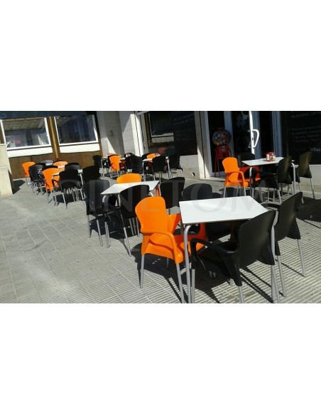 Conjunto terraza: mesa blanca y sillas naranjas y negras