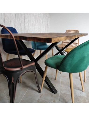 Mesa Nebraska quemada con sillas vintage