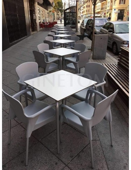 Conjunto terraza: mesa blanca y sillas gris claro