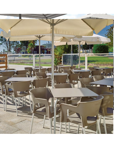 Conjunto terraza Ruidera, 1 mesa apilable + 4 sillas de plástico con pata metalica