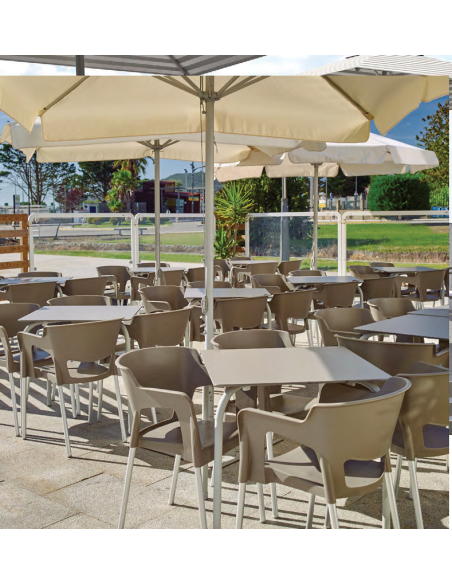 Conjunto terraza Ruidera, 1 mesa apilable + 4 sillas de plástico con pata metalica
