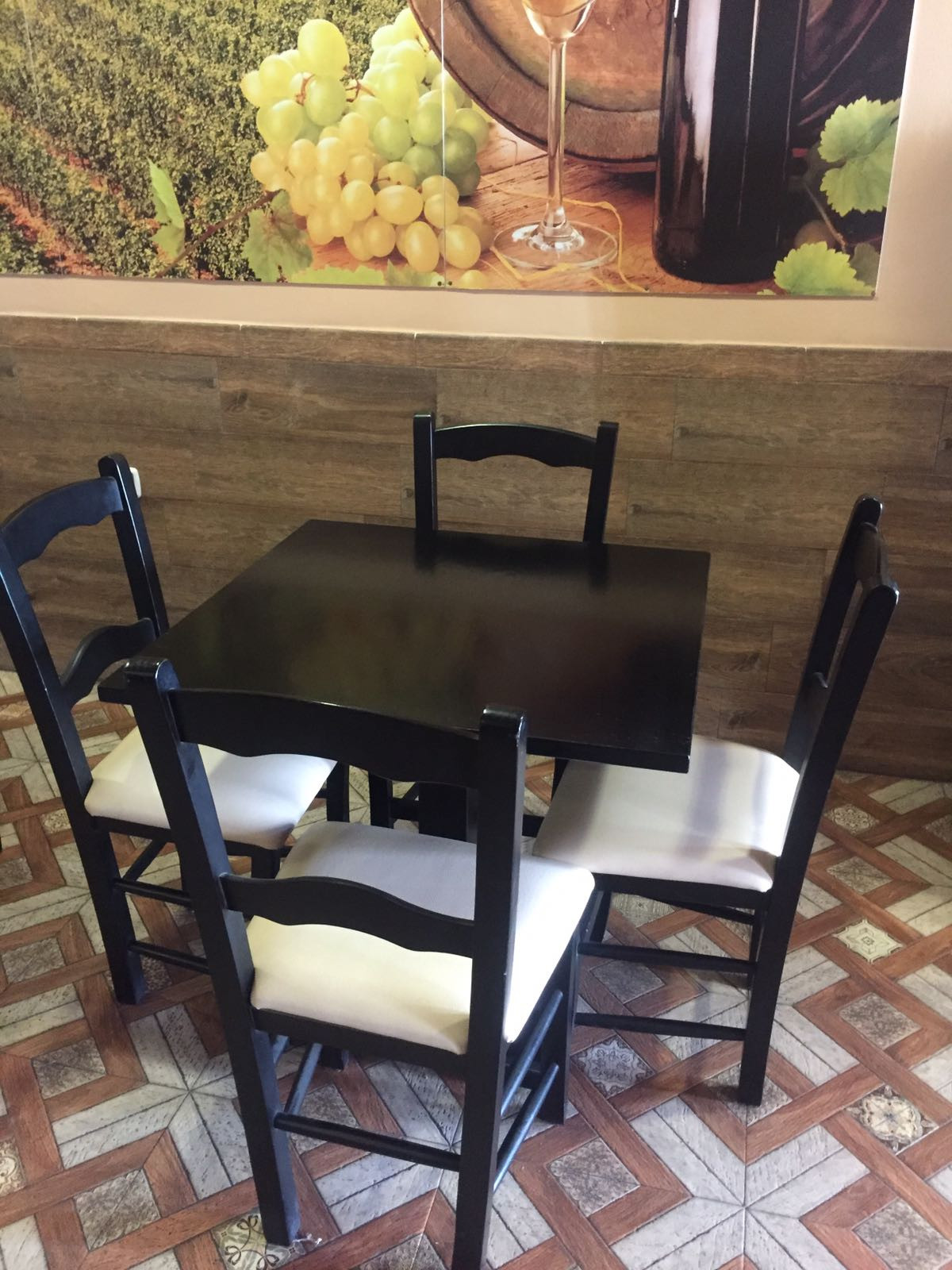Mesa y sillas de madera en bar Asador